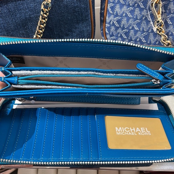 Michael Kors Jet Set Travel Large Travel CONTINENTAL 
Lagoon - Picture 7 of 16
